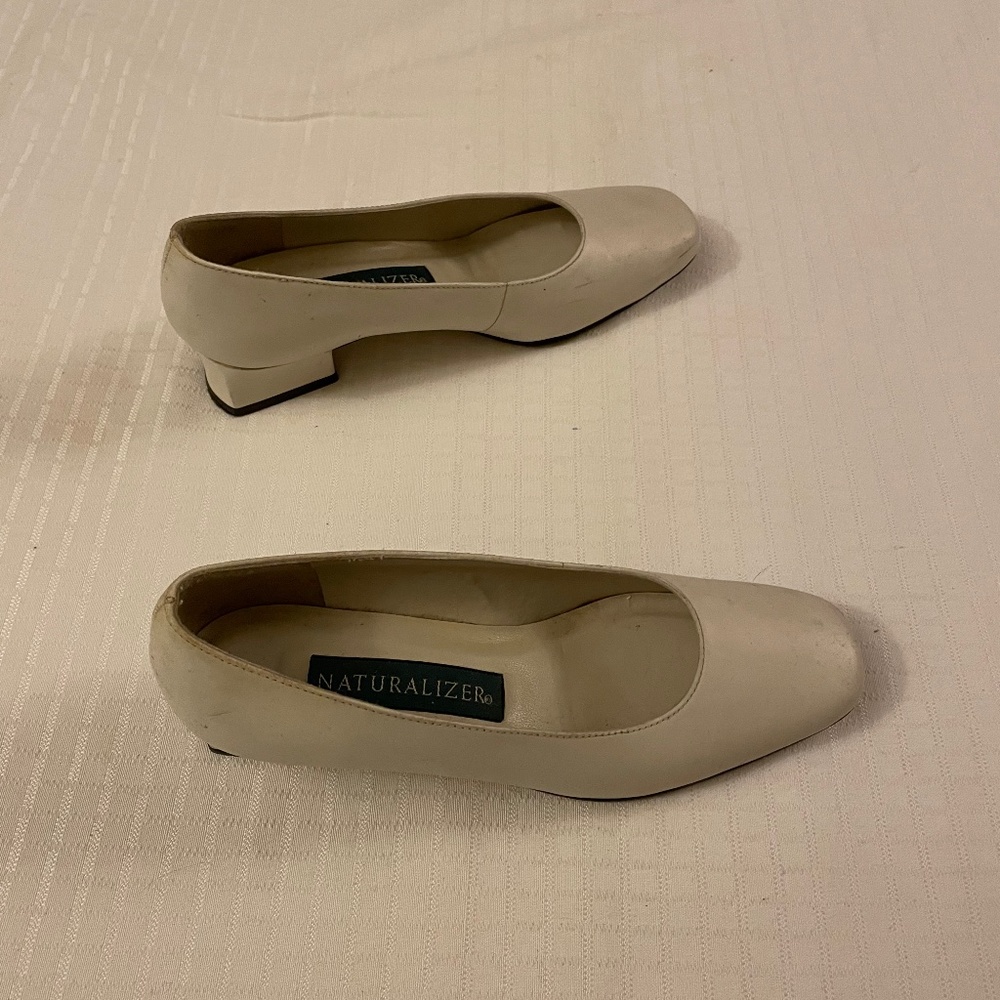 Naturalizer Eggshell White Kitten Heel Pumps Size 5m